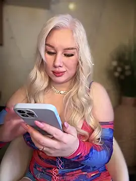 LaraHollywood online show from 4, 10, 2025