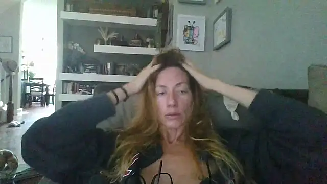 Snapshot of Rhodesxox chatting on 8, 10, 2025 Rhodesxox online show from 8, 10, 2025