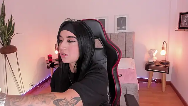 EmmyEvans1 online show from 27, 1, 2025