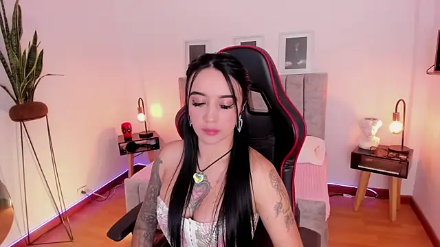 EmmyEvans1 online show from 28, 1, 2025