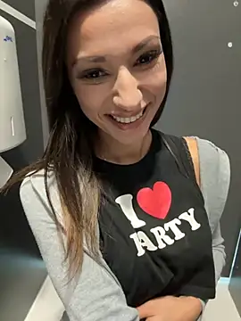 Snapshot of _MiaQueen_ chatting on 12, 9, 2025  MiaQueen  online show from 12, 9, 2025