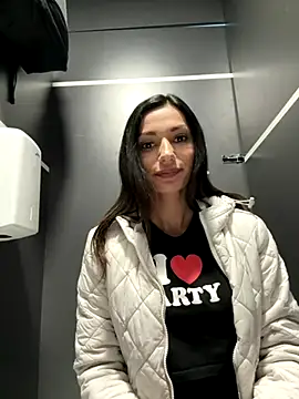 Snapshot of _MiaQueen_ chatting on 6, 10, 2025  MiaQueen  online show from 6, 10, 2025