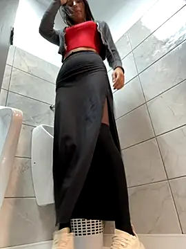 Snapshot of _MiaQueen_ chatting on 12, 10, 2025  MiaQueen  online show from 12, 10, 2025