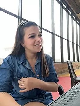 Snapshot of Alyshanon18 chatting on 4, 12, 2025 Alyshanon18 online show from 4, 12, 2025