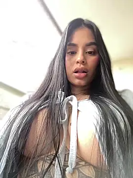 Snapshot of LaraHenao chatting on 5, 1, 2025 LaraHenao online show from 5, 1, 2025