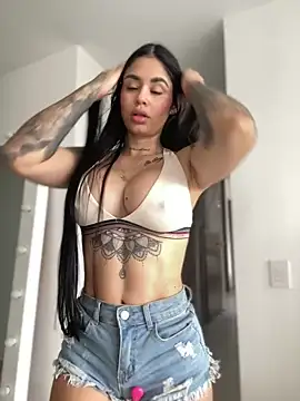 Snapshot of LaraHenao chatting on 7, 1, 2025 LaraHenao online show from 7, 1, 2025