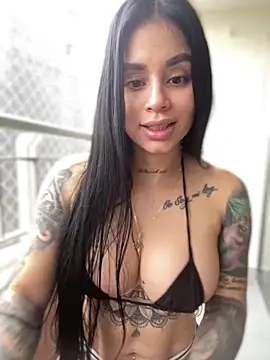 Snapshot of LaraHenao chatting on 10, 1, 2025 LaraHenao online show from 10, 1, 2025