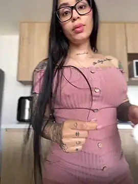 Snapshot of LaraHenao chatting on 12, 1, 2025 LaraHenao online show from 12, 1, 2025