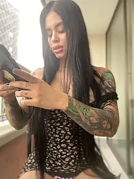 Snapshot of LaraHenao chatting on 28, 1, 2025 LaraHenao online show from 28, 1, 2025