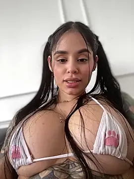 Snapshot of LaraHenao chatting on 3, 2, 2025 LaraHenao online show from 3, 2, 2025