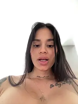 Snapshot of LaraHenao chatting on 11, 2, 2025 LaraHenao online show from 11, 2, 2025