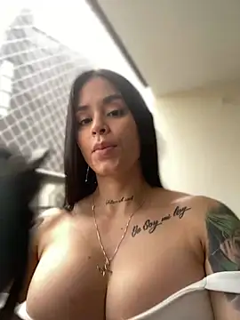 Snapshot of LaraHenao chatting on 12, 2, 2025 LaraHenao online show from 12, 2, 2025