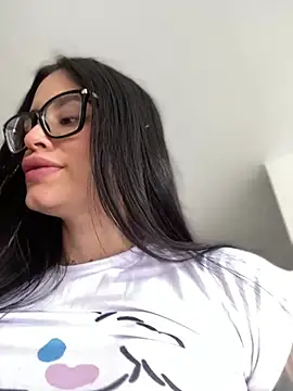 Snapshot of LaraHenao chatting on 4, 3, 2025 LaraHenao online show from 4, 3, 2025