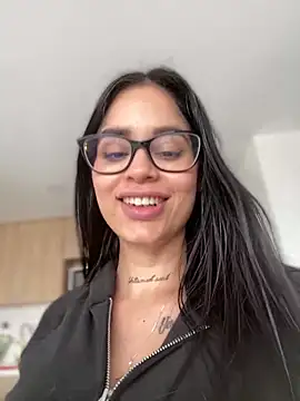 Snapshot of LaraHenao chatting on 5, 3, 2025 LaraHenao online show from 5, 3, 2025