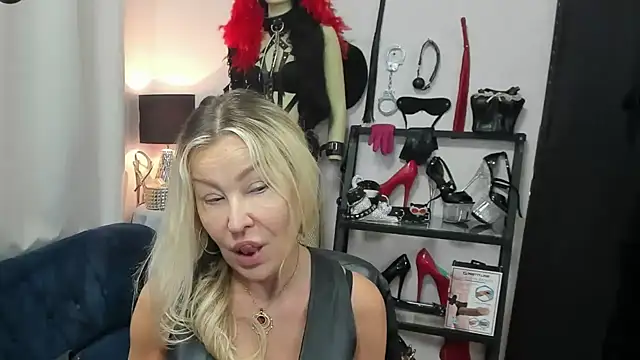 Snapshot of crystaLUX chatting on 12, 5, 2026 crystaLUX online show from 12, 5, 2026