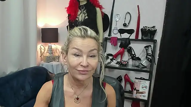 Snapshot of crystaLUX chatting on 13, 5, 2026 crystaLUX online show from 13, 5, 2026