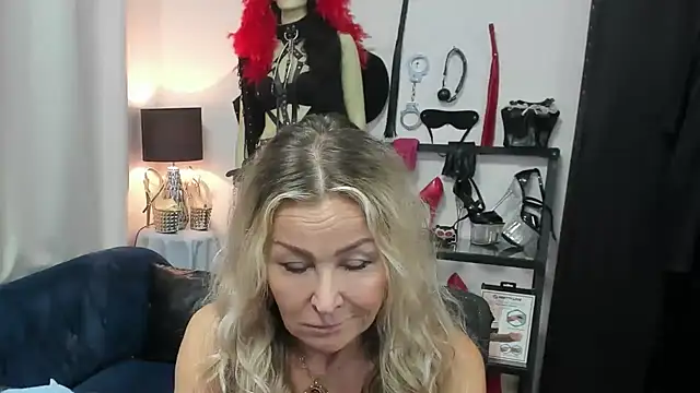 Snapshot of crystaLUX chatting on 19, 5, 2026 crystaLUX online show from 19, 5, 2026