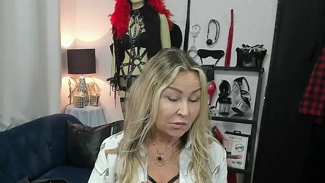 Snapshot of crystaLUX chatting on 26, 5, 2026 crystaLUX online show from 26, 5, 2026