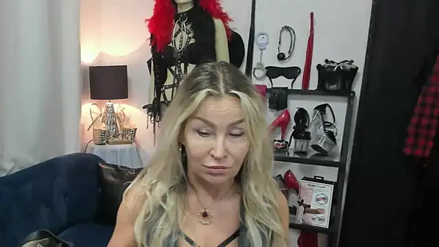 Snapshot of crystaLUX chatting on 27, 5, 2026 crystaLUX online show from 27, 5, 2026