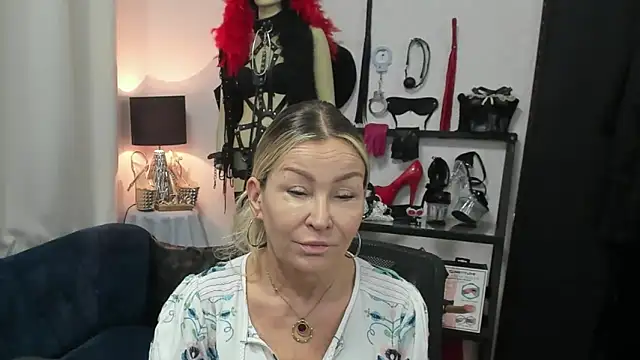 Snapshot of crystaLUX chatting on 1, 6, 2026 crystaLUX online show from 1, 6, 2026
