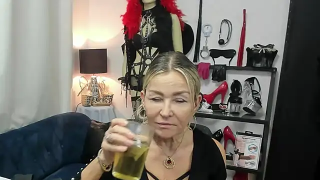 Snapshot of crystaLUX chatting on 2, 6, 2026 crystaLUX online show from 2, 6, 2026