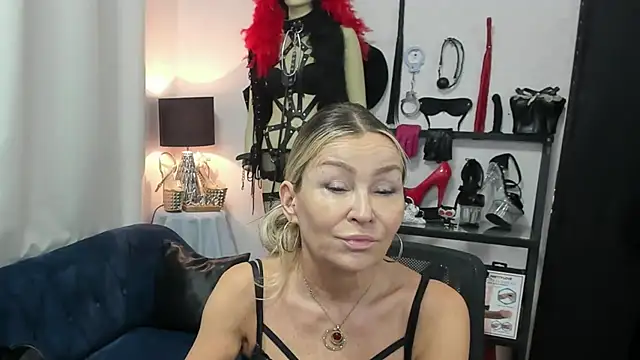Snapshot of crystaLUX chatting on 3, 6, 2026 crystaLUX online show from 3, 6, 2026