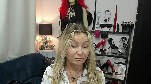 Snapshot of crystaLUX chatting on 9, 6, 2026 crystaLUX online show from 9, 6, 2026