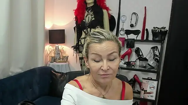 Snapshot of crystaLUX chatting on 10, 6, 2026 crystaLUX online show from 10, 6, 2026