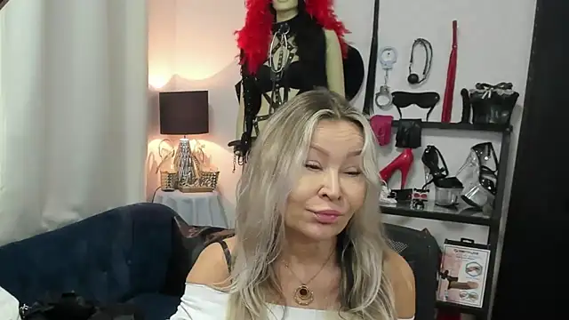 Snapshot of crystaLUX chatting on 15, 6, 2026 crystaLUX online show from 15, 6, 2026