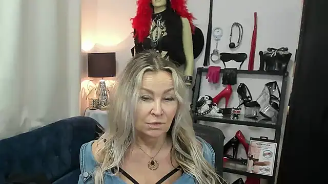 Snapshot of crystaLUX chatting on 17, 6, 2026 crystaLUX online show from 17, 6, 2026