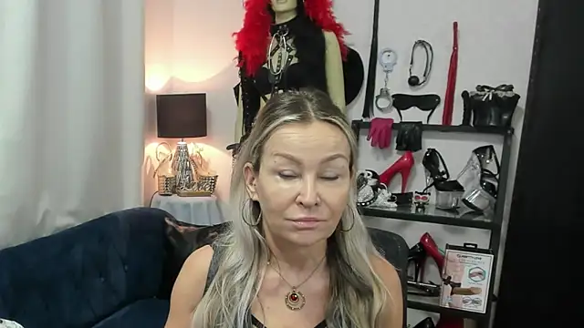 Snapshot of crystaLUX chatting on 18, 6, 2026 crystaLUX online show from 18, 6, 2026