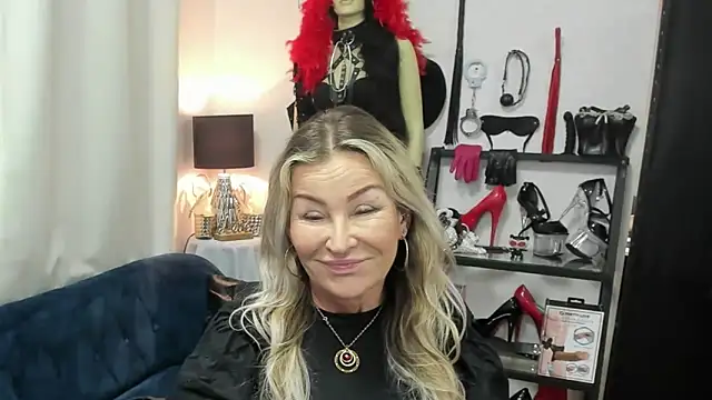 Snapshot of crystaLUX chatting on 23, 6, 2026 crystaLUX online show from 23, 6, 2026