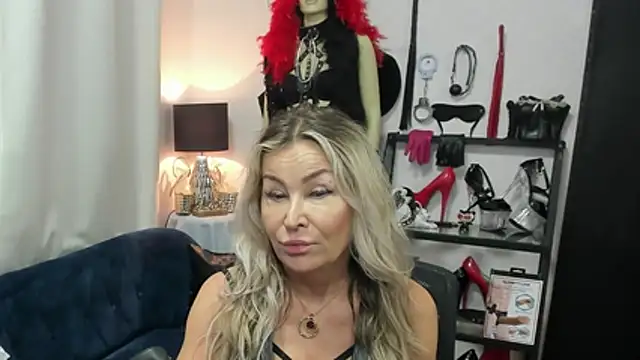 Snapshot of crystaLUX chatting on 24, 6, 2026 crystaLUX online show from 24, 6, 2026