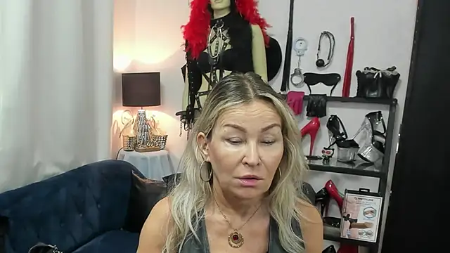 Snapshot of crystaLUX chatting on 25, 6, 2026 crystaLUX online show from 25, 6, 2026