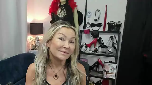 Snapshot of crystaLUX chatting on 6, 7, 2026 crystaLUX online show from 6, 7, 2026