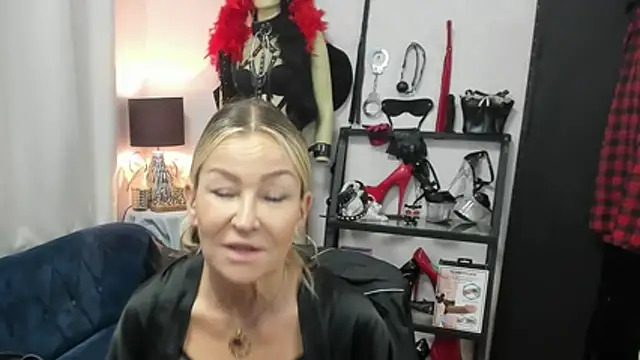 Snapshot of crystaLUX chatting on 8, 7, 2026 crystaLUX online show from 8, 7, 2026