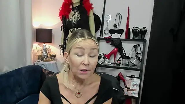 Snapshot of crystaLUX chatting on 9, 7, 2026 crystaLUX online show from 9, 7, 2026