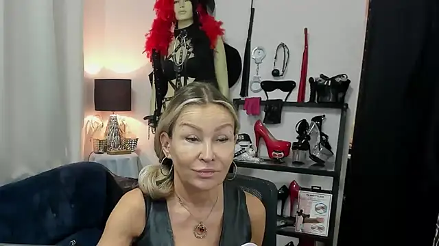 Snapshot of crystaLUX chatting on 3, 8, 2026 crystaLUX online show from 3, 8, 2026