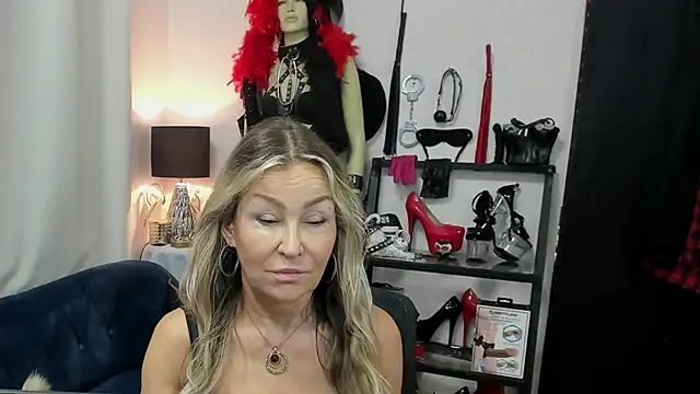 Snapshot of crystaLUX chatting on 4, 8, 2026 crystaLUX online show from 4, 8, 2026