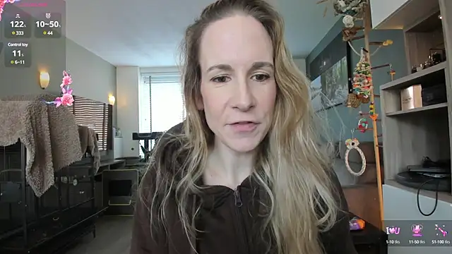 Snapshot of NaomiAndFriends chatting on 3, 2, 2025 NaomiAndFriends online show from 3, 2, 2025