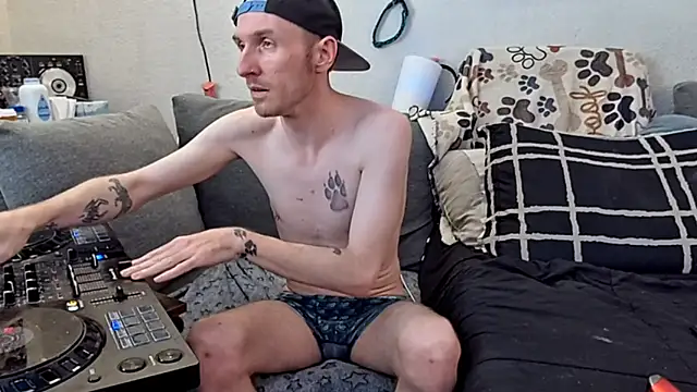 Snapshot of pyrowuff chatting on 8, 3, 2026 pyrowuff online show from 8, 3, 2026