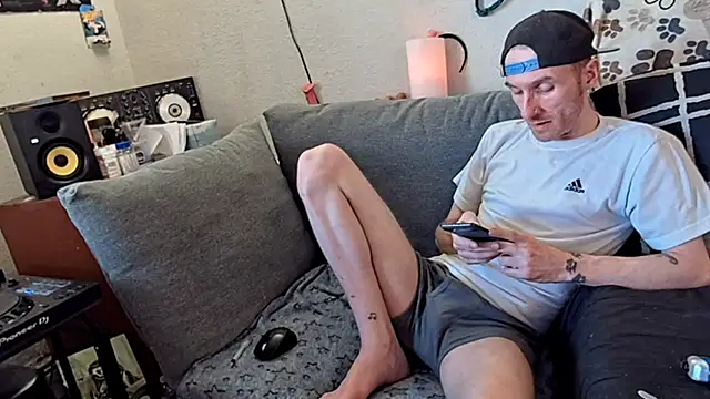 Snapshot of pyrowuff chatting on 9, 3, 2026 pyrowuff online show from 9, 3, 2026