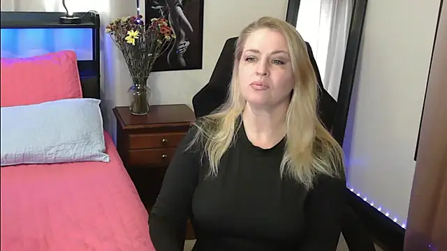 Snapshot of HollieBim chatting on 5, 12, 2024 HollieBim online show from 5, 12, 2024