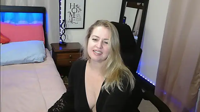 Snapshot of HollieBim chatting on 16, 12, 2024 HollieBim online show from 16, 12, 2024