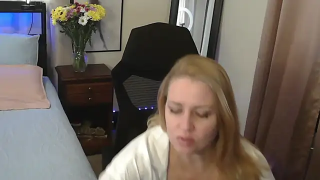 Snapshot of HollieBim chatting on 9, 1, 2025 HollieBim online show from 9, 1, 2025