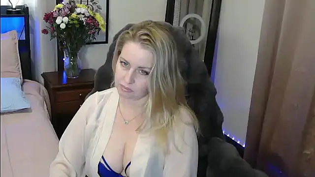 Snapshot of HollieBim chatting on 9, 2, 2025 HollieBim online show from 9, 2, 2025