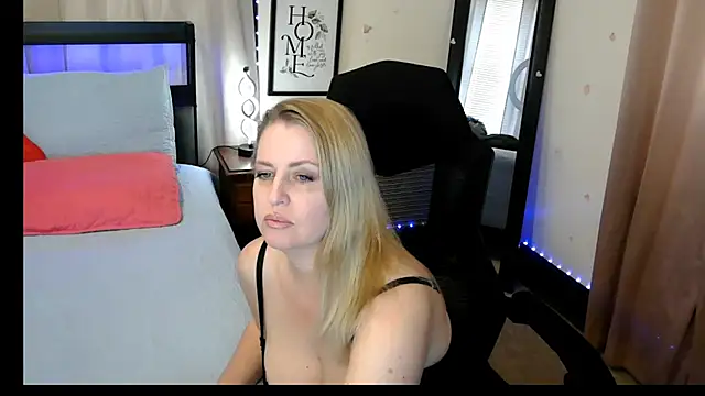 Snapshot of HollieBim chatting on 21, 3, 2025 HollieBim online show from 21, 3, 2025