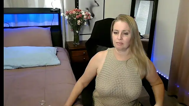 Snapshot of HollieBim chatting on 11, 9, 2025 HollieBim online show from 11, 9, 2025