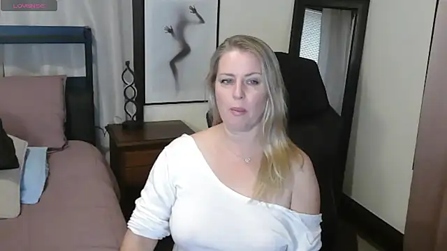 Snapshot of HollieBim chatting on 29, 9, 2025 HollieBim online show from 29, 9, 2025