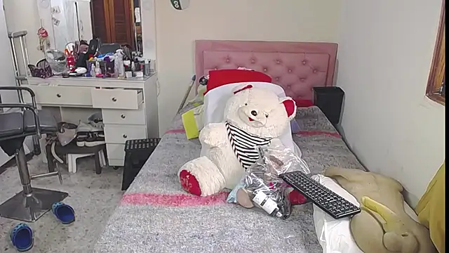 Snapshot of lucy_belle_bm chatting on 25, 6, 2026 lucy belle bm online show from 25, 6, 2026